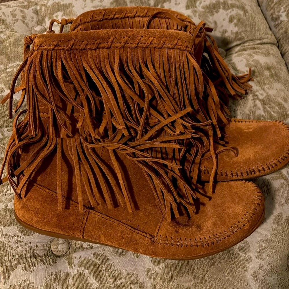 Women’s used pre loved Minne Tonka MC boot size  9.5 good condition.